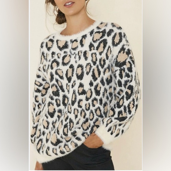 Hayden Los Angeles Animal Print Leopard Fuzzy Eyelash Relaxed Sweater - Picture 1 of 10